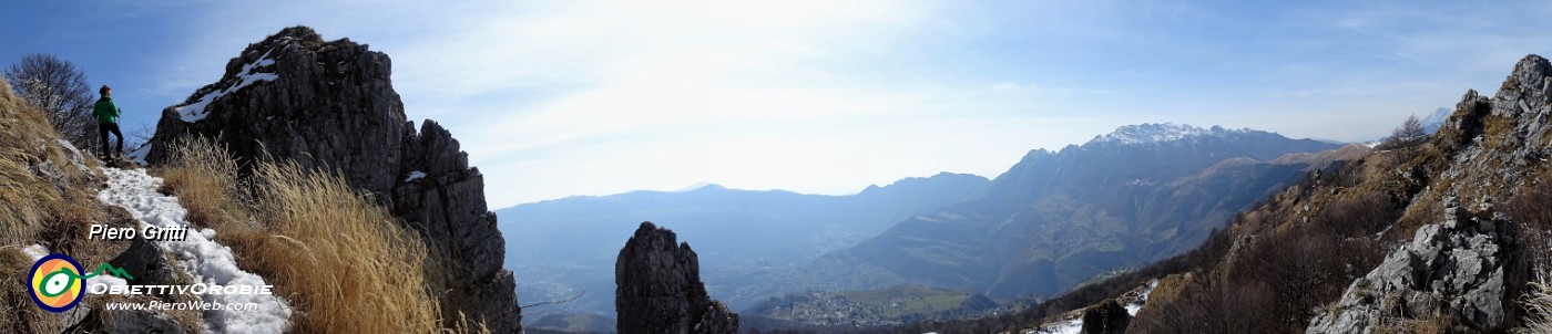 79 Panorama tra rocce e roccette dello Zuc di Pralongone.jpg